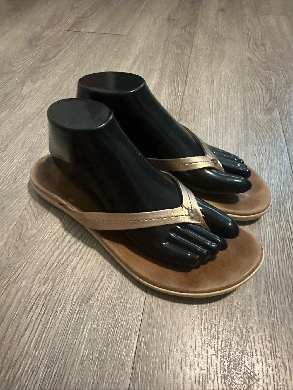 Olukai Honu Women's Metallic Gold Leather Flip Flop Sandals Sz 9